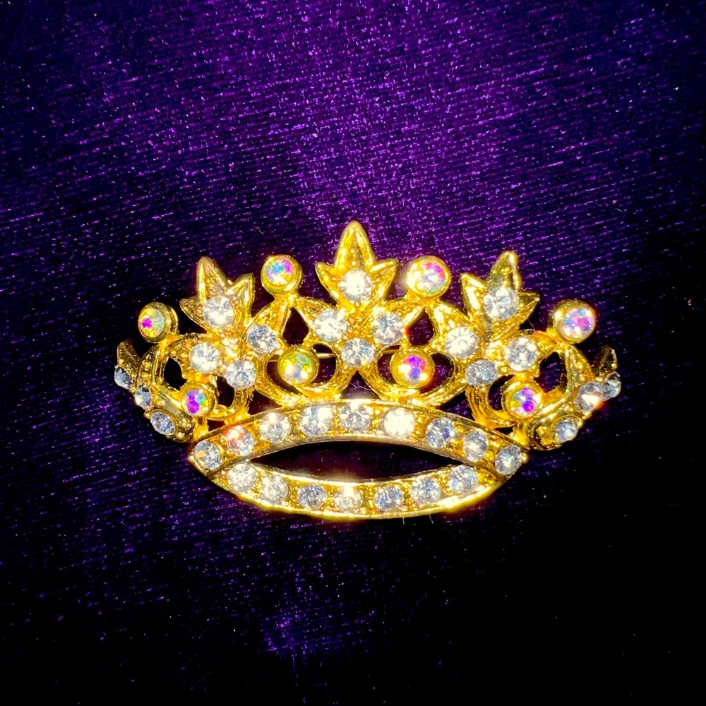 BROOCH Queen’s CROWN Brooch beauty Gold-tone iridescent Rhinestones LN Vintage!